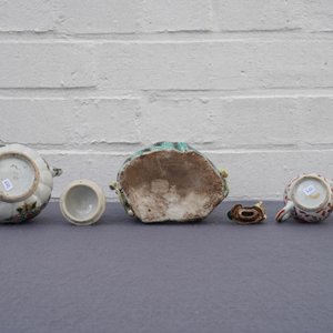Four Chinese famille rose, verte and Imari-style teapots and a tea caddy, Kangxi and later — 照片 12