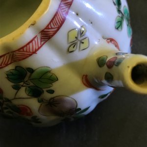 Four Chinese famille rose, verte and Imari-style teapots and a tea caddy, Kangxi and later — 照片 14