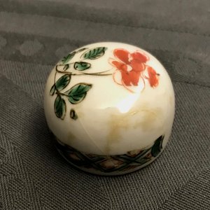 Four Chinese famille rose, verte and Imari-style teapots and a tea caddy, Kangxi and later — 照片 23