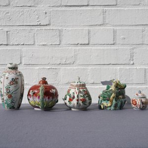 Four Chinese famille rose, verte and Imari-style teapots and a tea caddy, Kangxi and later — 照片 7