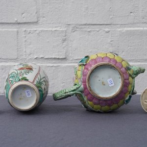 Four Chinese famille rose, verte and Imari-style teapots and a tea caddy, Kangxi and later — 照片 10