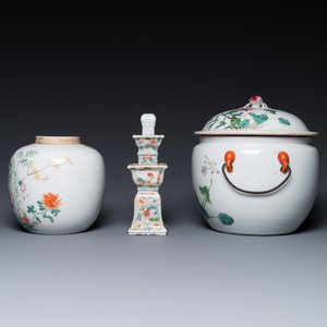 Four Chinese famille rose wares and three with coral-red-ground, 19/20th C. — photo 11