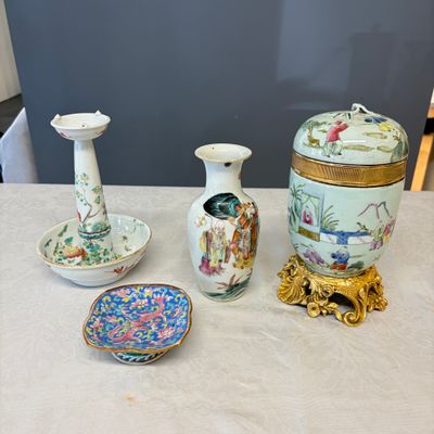 Four Chinese famille rose wares, one with gilt-bronze mounts — foto 1
