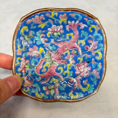 Four Chinese famille rose wares, one with gilt-bronze mounts — foto 2