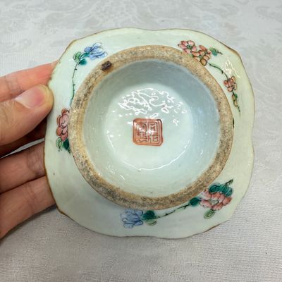 Four Chinese famille rose wares, one with gilt-bronze mounts — foto 3