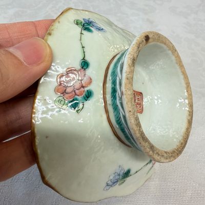 Four Chinese famille rose wares, one with gilt-bronze mounts — foto 4