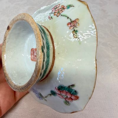 Four Chinese famille rose wares, one with gilt-bronze mounts — foto 5
