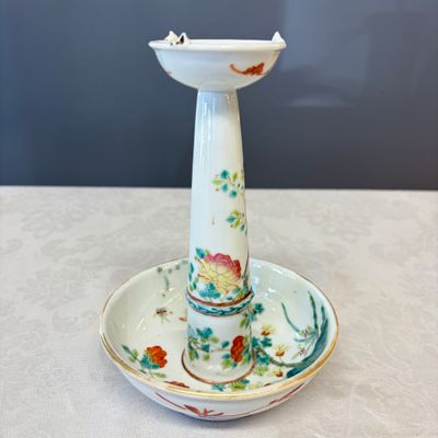 Four Chinese famille rose wares, one with gilt-bronze mounts — foto 6