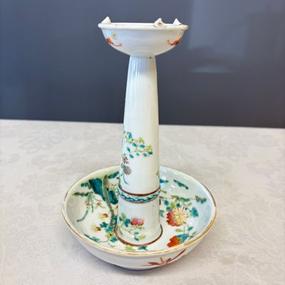 Four Chinese famille rose wares, one with gilt-bronze mounts — foto 9