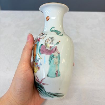 Four Chinese famille rose wares, one with gilt-bronze mounts — foto 19