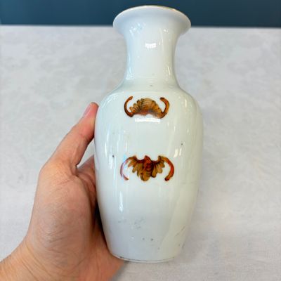 Four Chinese famille rose wares, one with gilt-bronze mounts — foto 21