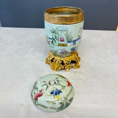 Four Chinese famille rose wares, one with gilt-bronze mounts — foto 26