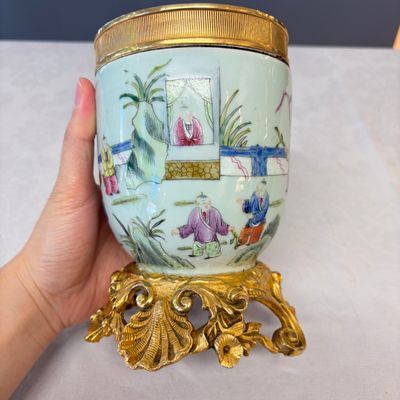 Four Chinese famille rose wares, one with gilt-bronze mounts — foto 27
