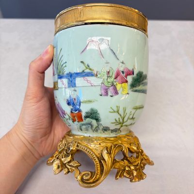 Four Chinese famille rose wares, one with gilt-bronze mounts — foto 28