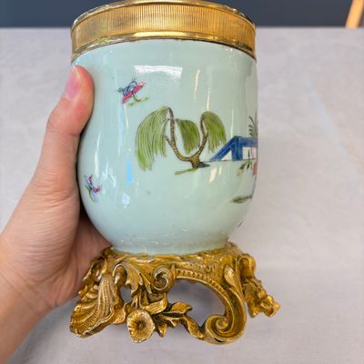 Four Chinese famille rose wares, one with gilt-bronze mounts — foto 30