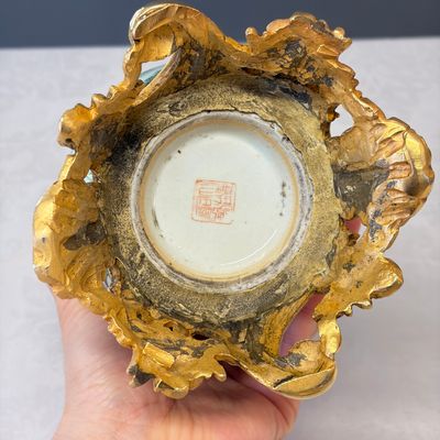 Four Chinese famille rose wares, one with gilt-bronze mounts — foto 38