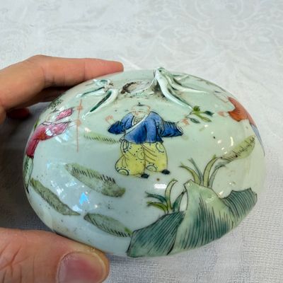 Four Chinese famille rose wares, one with gilt-bronze mounts — foto 41