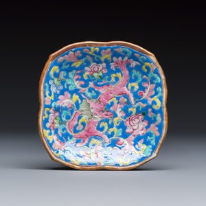 Four Chinese famille rose wares, one with gilt-bronze mounts — foto 8