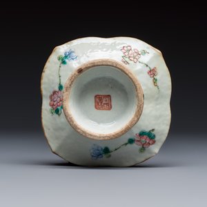 Four Chinese famille rose wares, one with gilt-bronze mounts — foto 9