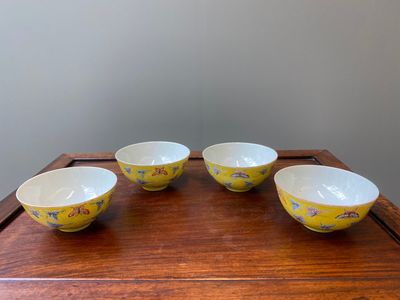 Four Chinese famille rose yellow-ground 'butterfly' bowls, Tongzhi mark and of the period — 照片 2