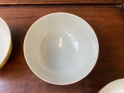Four Chinese famille rose yellow-ground 'butterfly' bowls, Tongzhi mark and of the period — 照片 4
