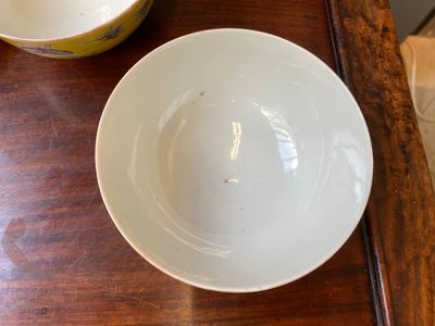 Four Chinese famille rose yellow-ground 'butterfly' bowls, Tongzhi mark and of the period — 照片 5