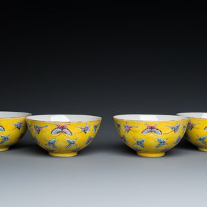 Four Chinese famille rose yellow-ground 'butterfly' bowls, Tongzhi mark and of the period — 照片 1