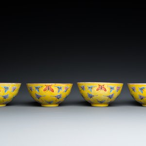 Four Chinese famille rose yellow-ground 'butterfly' bowls, Tongzhi mark and of the period — 照片 2
