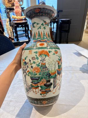 Four Chinese famille verte vases, a jar and a bowl, 19th C. — 照片 1