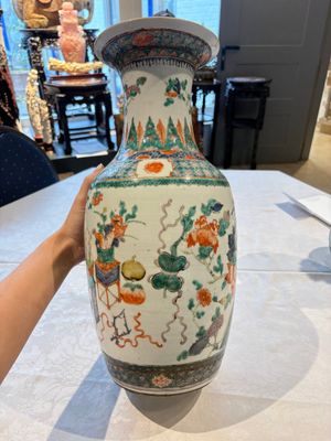 Four Chinese famille verte vases, a jar and a bowl, 19th C. — 照片 2