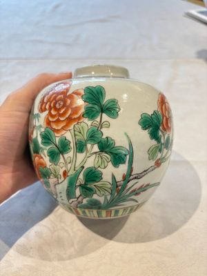 Four Chinese famille verte vases, a jar and a bowl, 19th C. — 照片 26