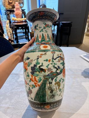Four Chinese famille verte vases, a jar and a bowl, 19th C. — 照片 3