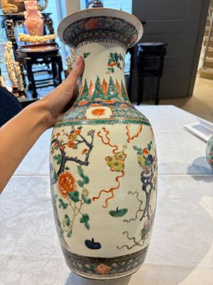 Four Chinese famille verte vases, a jar and a bowl, 19th C. — 照片 4
