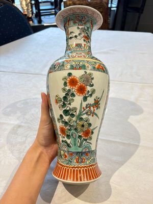 Four Chinese famille verte vases, a jar and a bowl, 19th C. — 照片 7