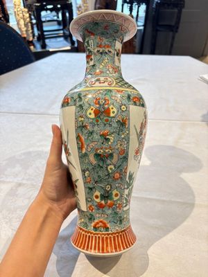 Four Chinese famille verte vases, a jar and a bowl, 19th C. — 照片 8