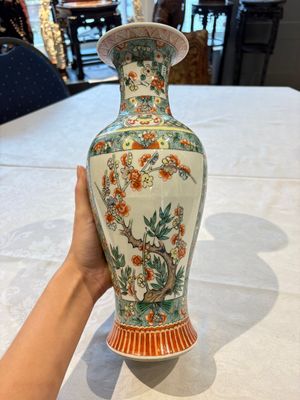 Four Chinese famille verte vases, a jar and a bowl, 19th C. — 照片 9