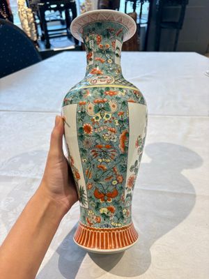 Four Chinese famille verte vases, a jar and a bowl, 19th C. — 照片 10