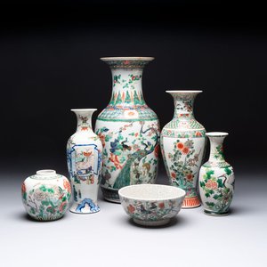 Four Chinese famille verte vases, a jar and a bowl, 19th C. — 照片 1