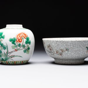 Four Chinese famille verte vases, a jar and a bowl, 19th C. — 照片 15