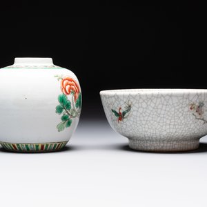 Four Chinese famille verte vases, a jar and a bowl, 19th C. — 照片 16