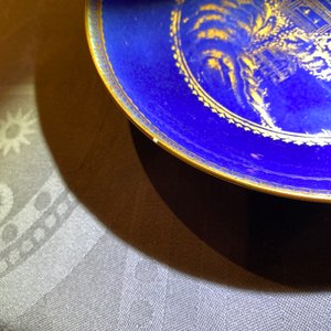 Four Chinese gilt-decorated blue-ground cups and saucers with fine landscapes, Qianlong — photo 12