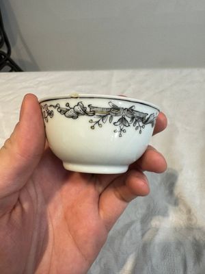 Four Chinese gilt-decorated grisaille 'crowned Juno and peacock' cups and saucers and a 'European subject' cup and saucer, Qianlong — photo 54