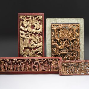 Four Chinese gilt-lacquered carved wooden panels with narrative design, 19th C. — 照片 1