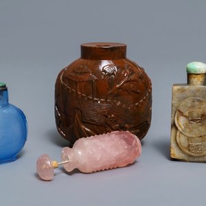 Four Chinese glass, quartz and stone snuff bottles, 19/20th C. — photo 1