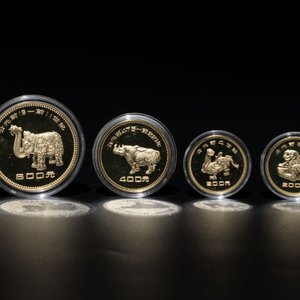 Four Chinese gold coins commemorating archeological discoveries from the Bronze Age, 1981 — photo 4