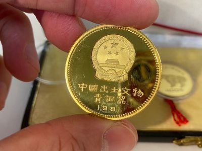 Four Chinese gold coins commemorating archeological discoveries from the Bronze Age, 1981 — 照片 4