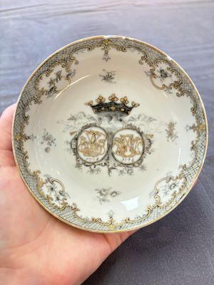 Four Chinese grisaille and gilt-decorated monogrammed cups and saucers, Qianlong, dated 1778 — 照片 1