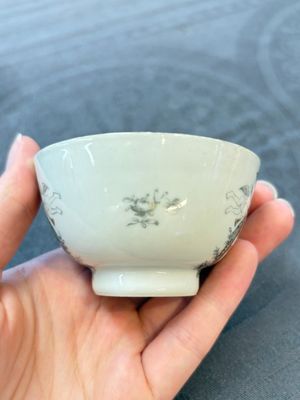 Four Chinese grisaille and gilt-decorated monogrammed cups and saucers, Qianlong, dated 1778 — 照片 11