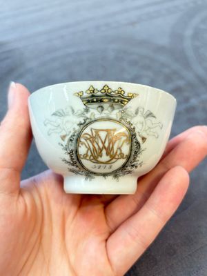 Four Chinese grisaille and gilt-decorated monogrammed cups and saucers, Qianlong, dated 1778 — 照片 12