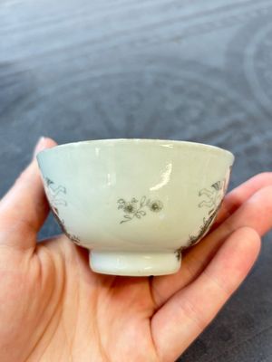 Four Chinese grisaille and gilt-decorated monogrammed cups and saucers, Qianlong, dated 1778 — 照片 13